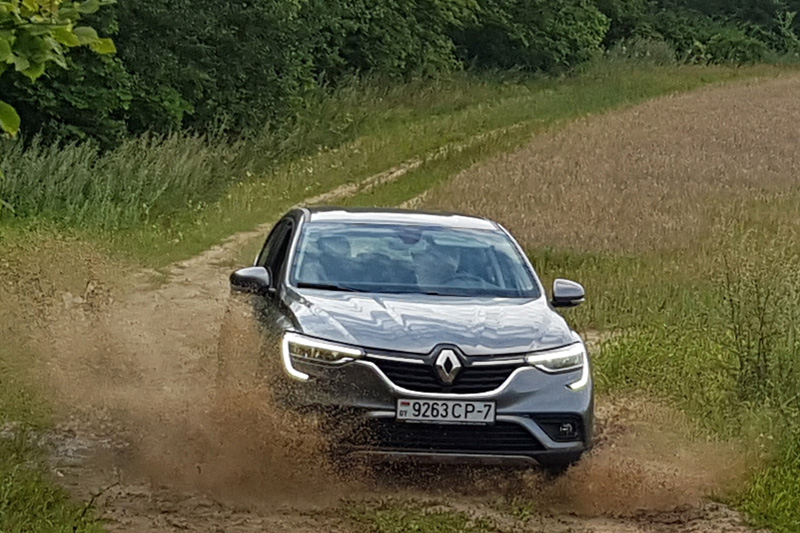 Renault Arkana в движении