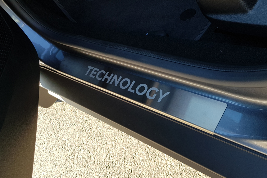 Накладка на порог двери Renault Duster Technology